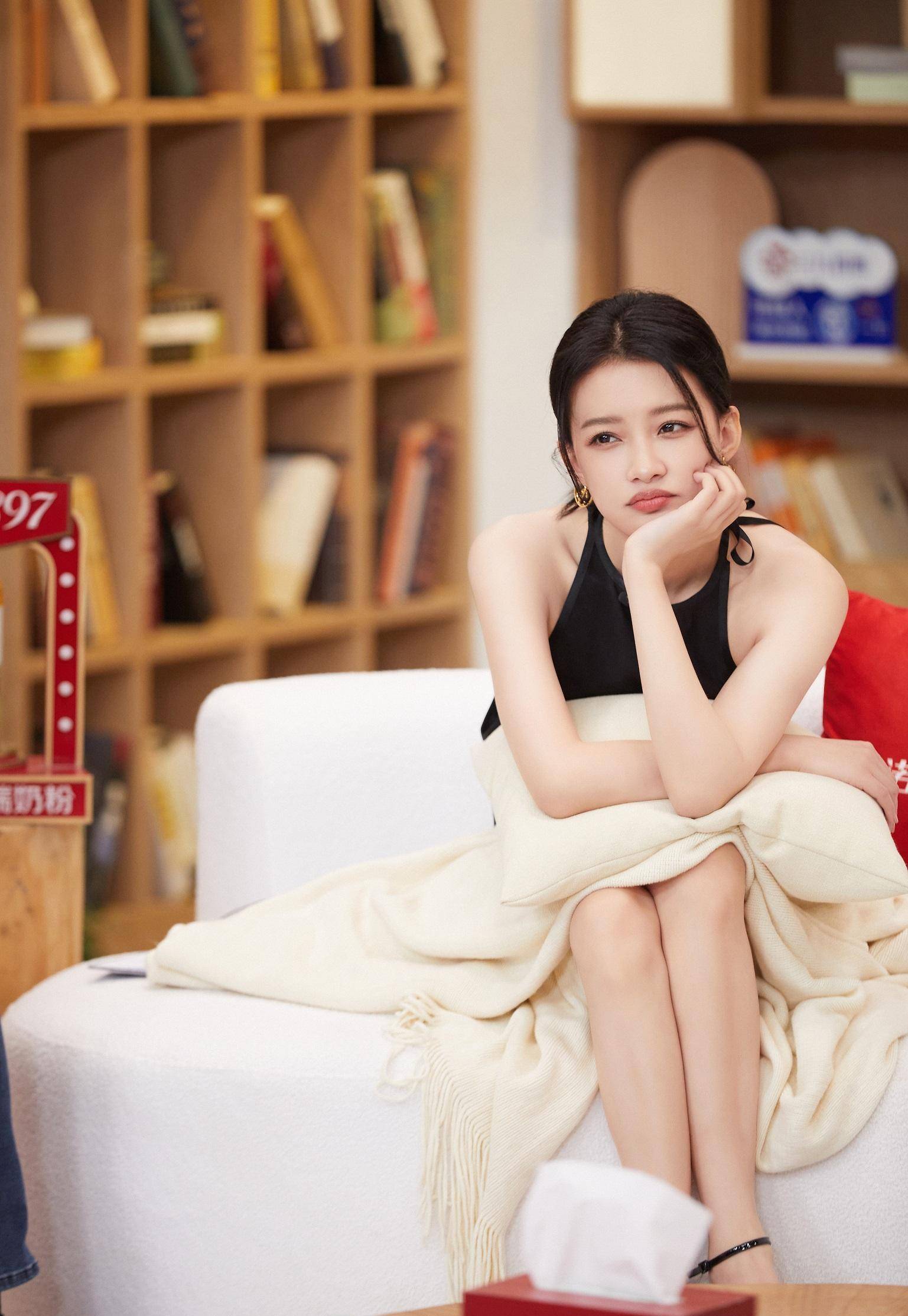 明星写真:孙怡访谈节目生图,俏脸精致黑色背心抹胸皮肤超白_评价_气质