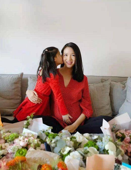 张梓琳官宣二胎得女,晒两女儿合照秀幸福,胖妹亲吻妹妹好有爱_样子