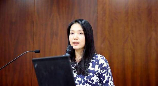 在北京大学就有这样一位教授,因为颜值受到了许多学生们的喜爱,时不时