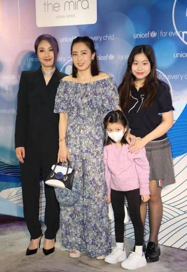 甘比罕带俩女儿站台!