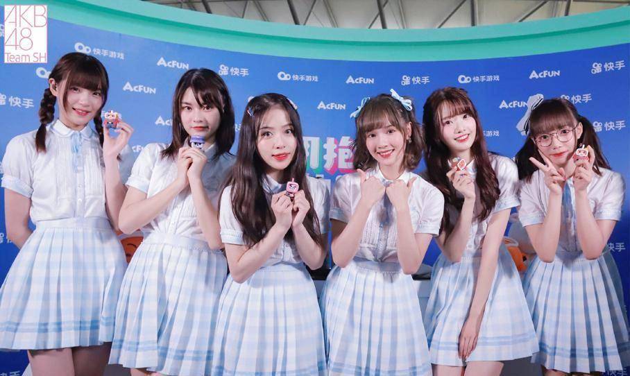 AKB48TeamSH表态CJ，固然穿了同一JK，却让两位成员酿成短腿柯基