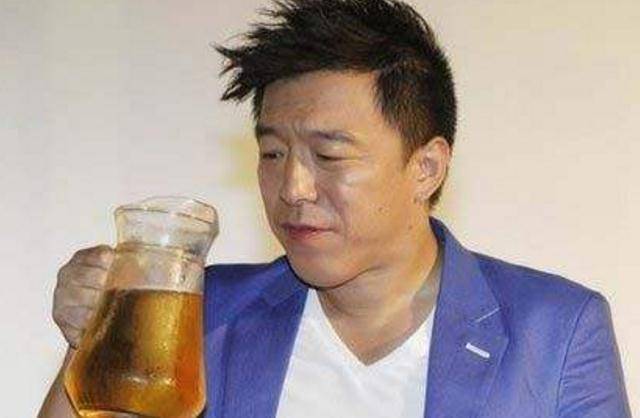 酒量非常大,这点就不是吹嘘了,徐峥曾经说过:最好不要轻易和黄渤喝酒