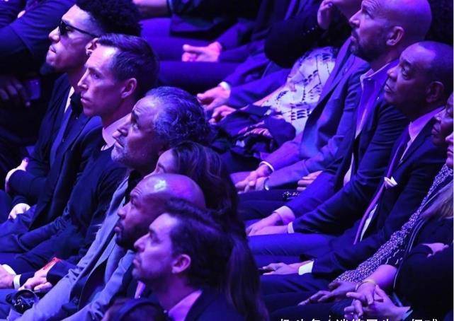 科比追思会当天有人拿24分带队24胜,他也是来自13顺位_布克_纳什_球迷