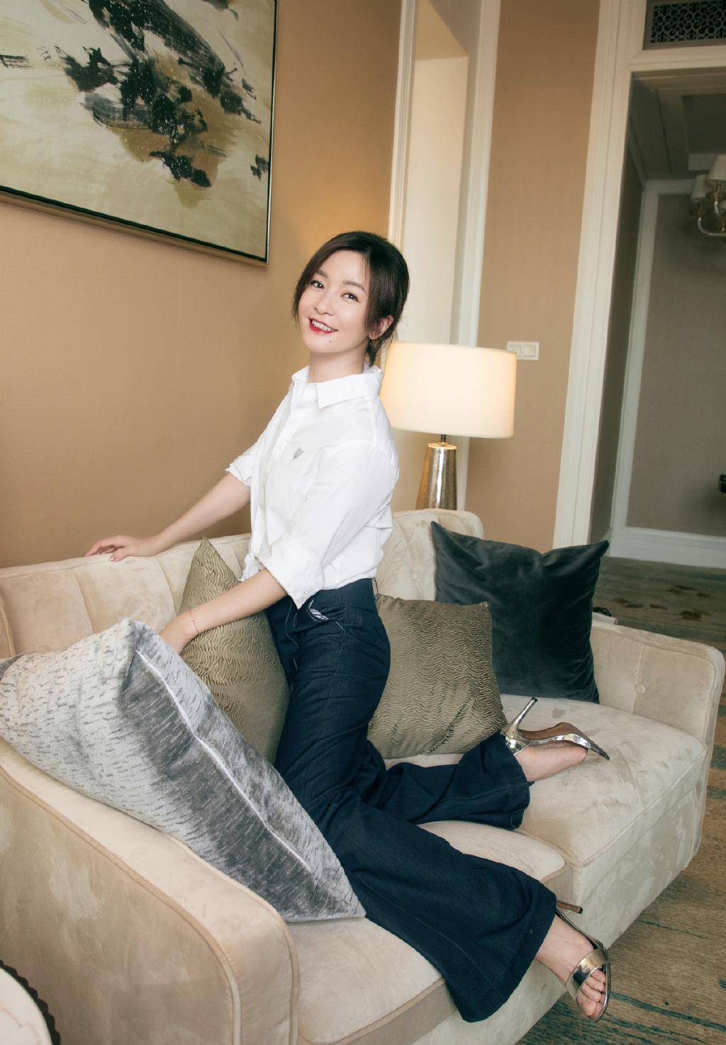 33岁李晟也剪了短发,香槟色衬衫配阔腿裤气质很优雅,高级感十足_的