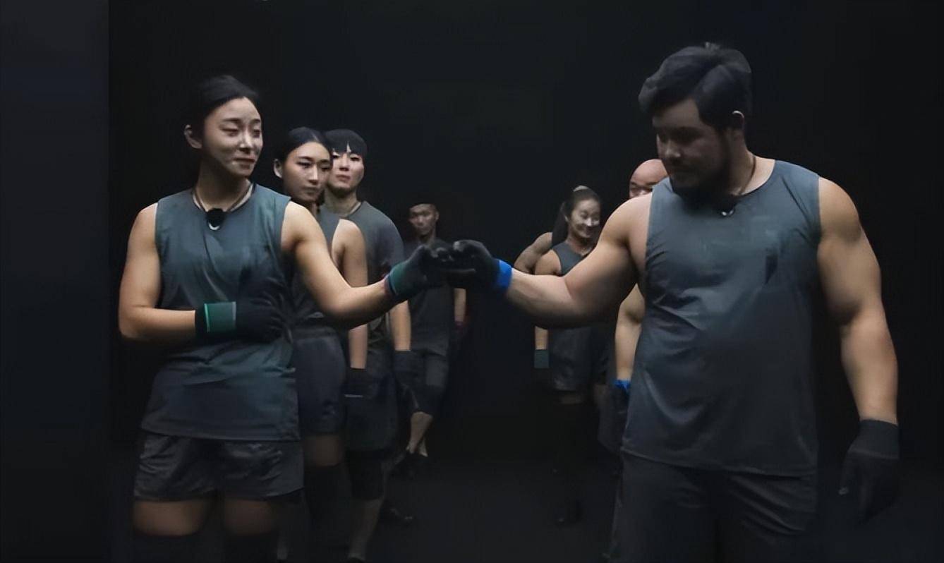 《体能之巅》女摔角手「魔鬼筋肉身材」太惊人,私下甜美打扮超q_张恩