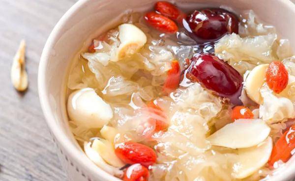 春季养生应该多吃含甜味的食品,红枣百合雪耳糖水该怎么做?