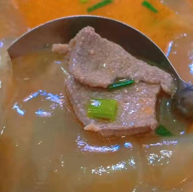 生抽,鸡精,味精,料酒,辣椒粉,已经泡软的粉皮,大火烧开,倒入粉皮,猪肝