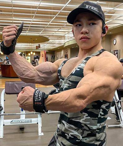 地表上最强的那个少年,15岁成健美冠军,并收获百万粉丝_肌肉_训练