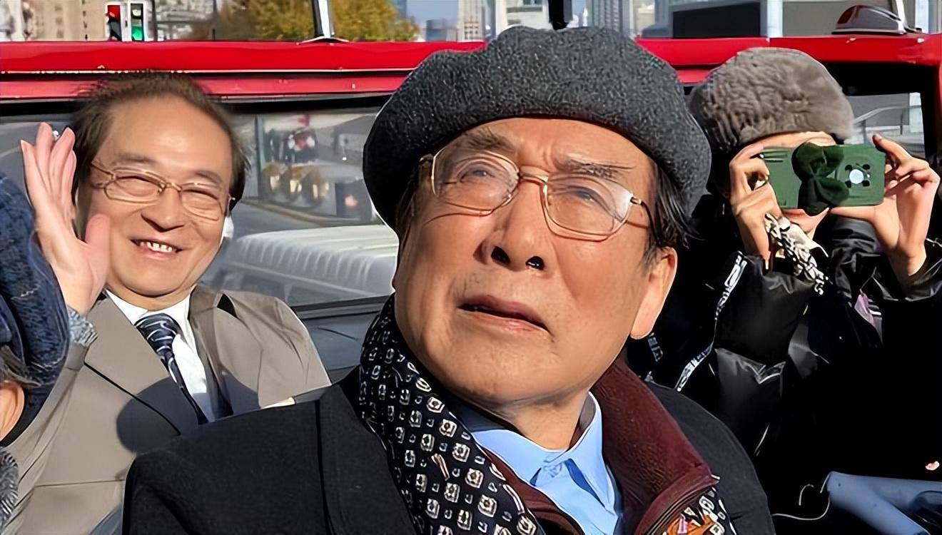 安振吉是演员,也是上海戏剧学院表演系教授,曾出演过《海啸》,《昙花