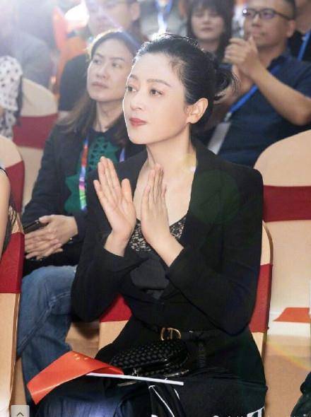 陈凯歌夫妇罕见同框,51岁陈红穿豹纹裙显丰满身材,半素颜不显老_时尚