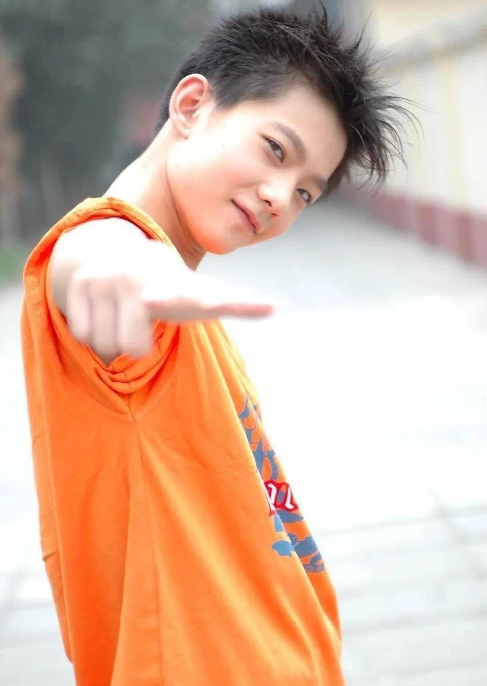 上小学时的杨洋杨洋从小到大颜值对比一起带你走进帅哥的"童年时光"吧