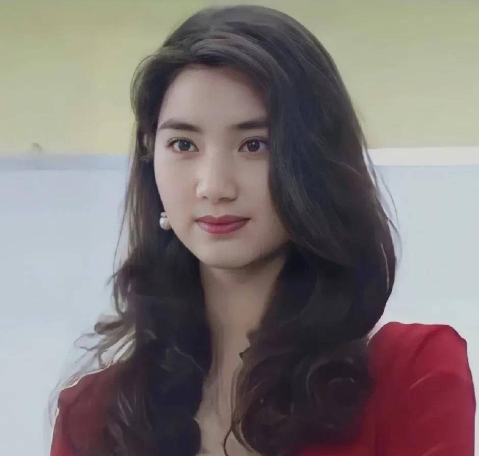 当洪欣遇到了李嘉欣后,神色就不自信了,但洪欣的花期比李嘉欣更长_很