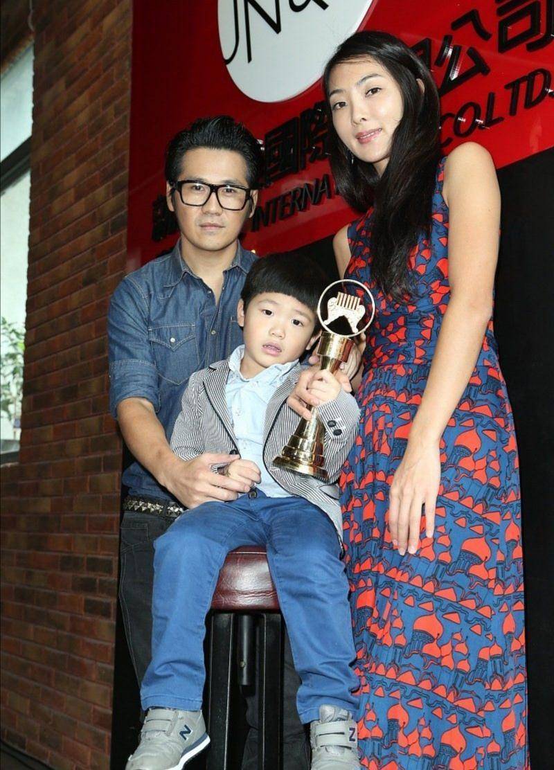 曹格一家合体现身,老婆太高曹格被衬成小矮人,儿女都是锅盖头_吴速玲