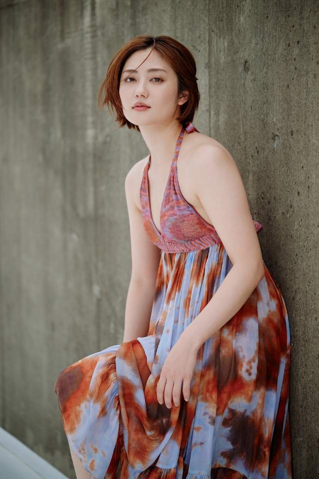 青春女星奥山和纱的短发写真,清纯美眸含羞紧闭,艳美绝俗的妹妹_日本