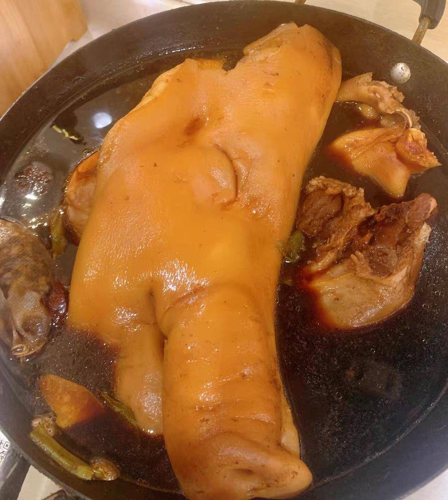 4,童年印象:记得小时候,每过二月二,妈妈就会烧火烀猪头肉,刚出锅的