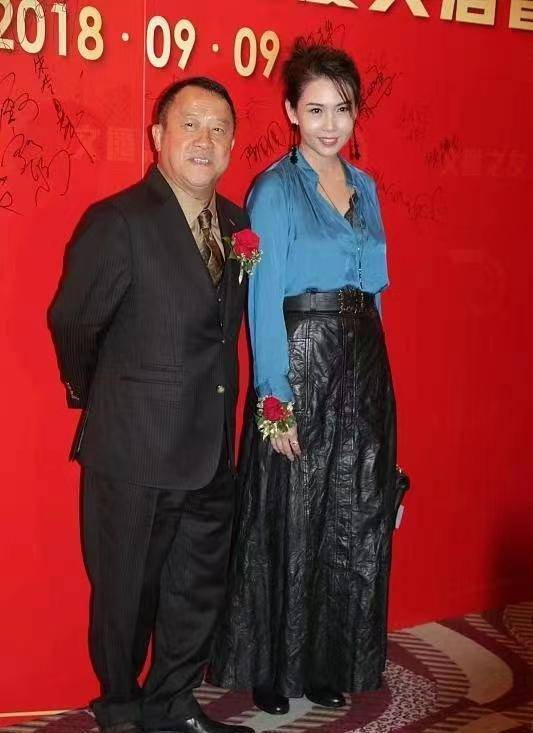 曾志伟与邱淑贞合影很客气,阔太太令人又美又大气,裙装却皱巴巴_展现
