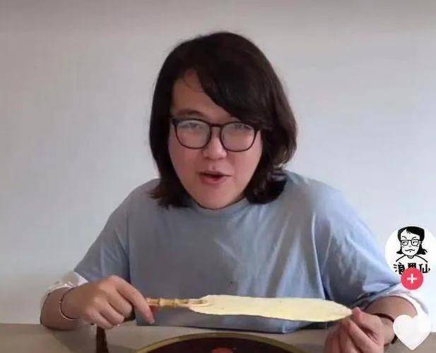 浪胃仙暴瘦70斤参加晚会,险遭男性骚扰,网友:老爷们变娇羞少女_女人