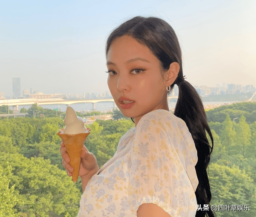 jennie晒与男子春游照,原相机怼脸拍,素颜状态是认真的吗_照片_网友