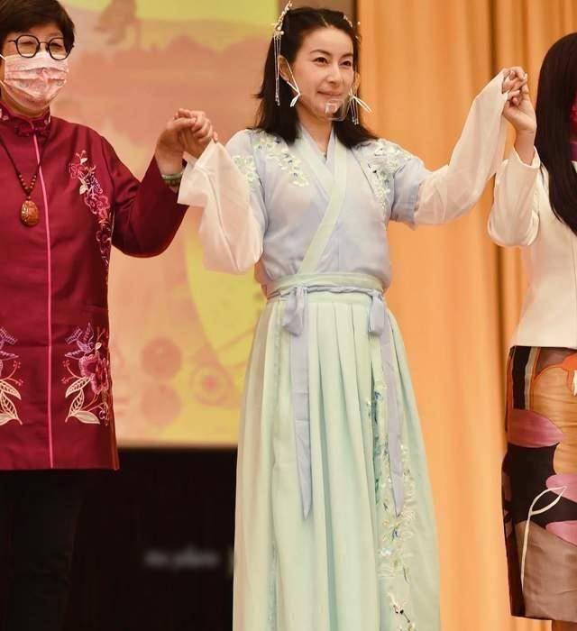40岁郭晶晶罕穿汉服!