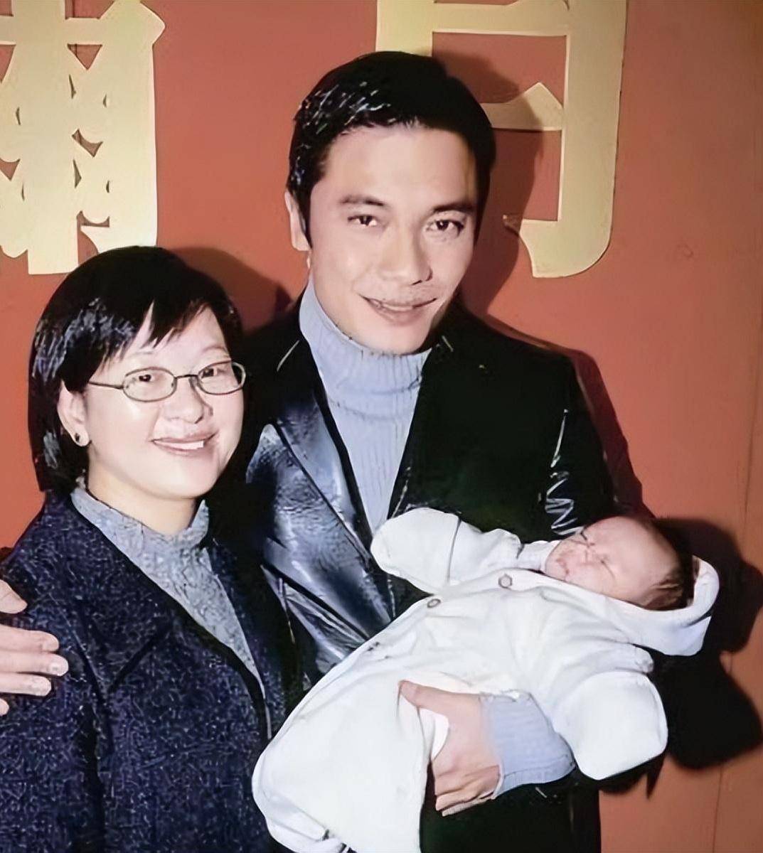 罗嘉良老婆骑千元电动车买菜,背箩筐纹身瞩目,一家三口定居北京_苏岩