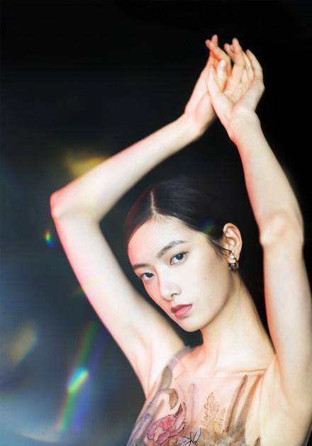 项偞婧刺绣长裙现身,179cm身高这气质绝了_黑色_裙子_感觉