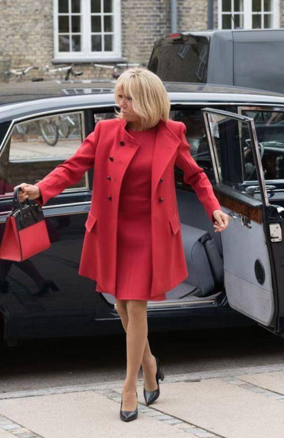 法国第一夫人除"鸡窝头"不给力,她的穿衣打扮还不错,大方得体_吉特