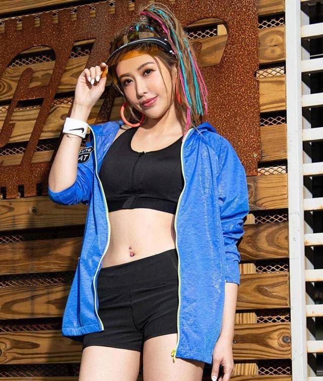 不愧是小哥唯一签约女艺人,"蝴蝶姐姐"秀时尚身材,也太美了_简恺乐