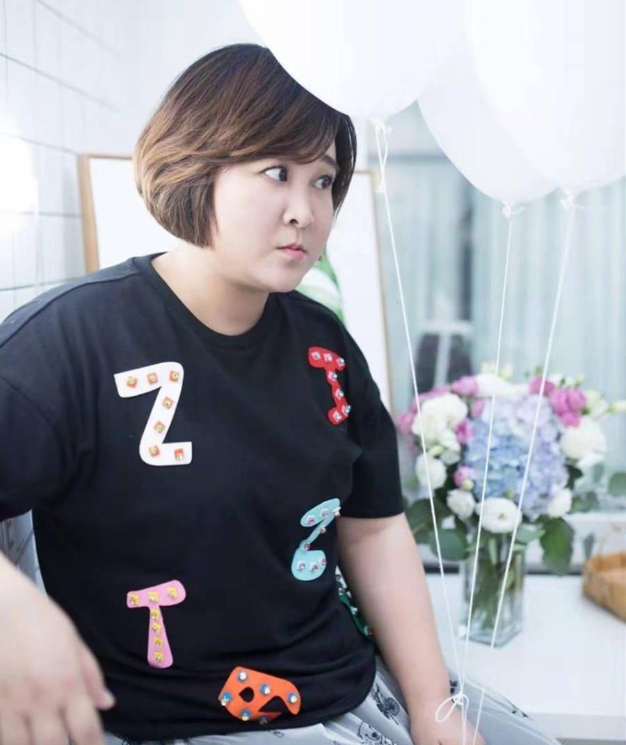 但是当大家看到贾玲学生时代的照片时,很多人都被折服了.原来那个