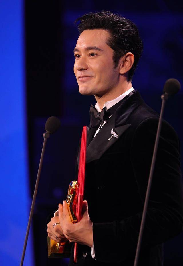 黄晓明饰演的中国核潜艇之父黄旭华,曾为了研究核潜艇,消失30年未回家