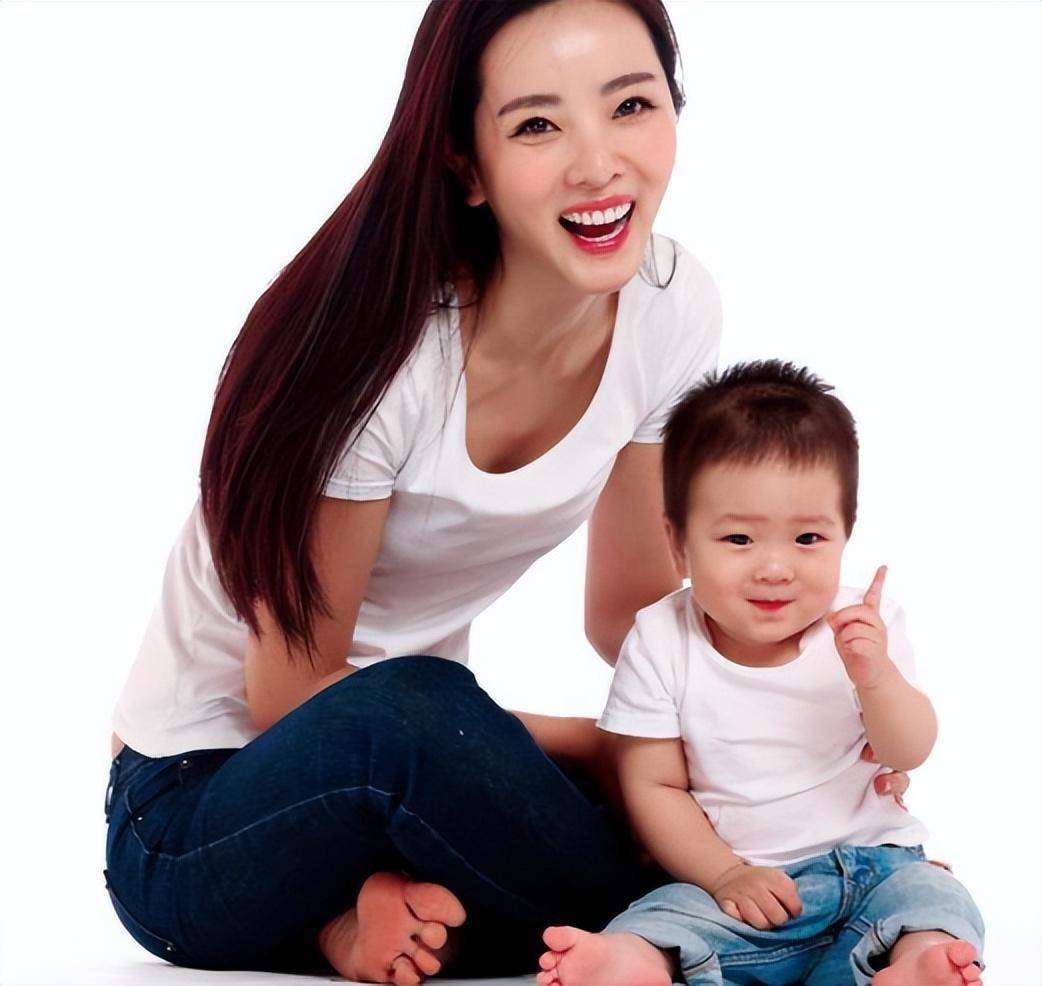 主持9年春晚却难成一姐,如今还在央视"消失",李思思怎么了?