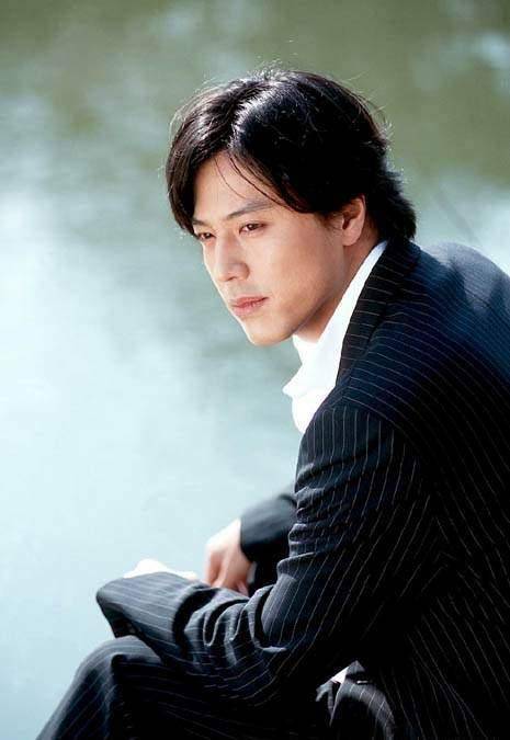 现实里的"富二代":韩在硕1973年出生于韩国一个富裕的家庭,曾在很多