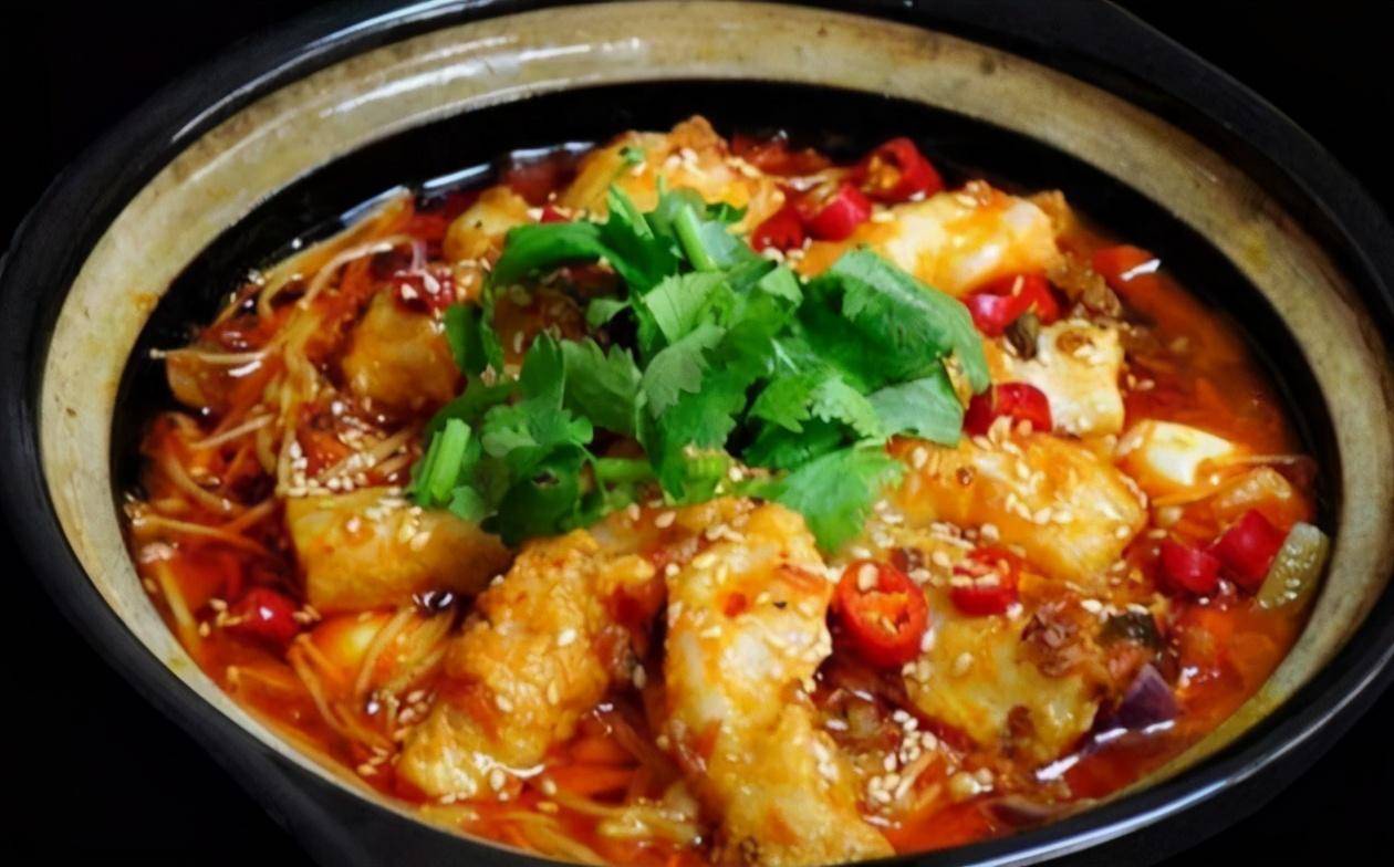 广式经典名菜“砂锅焗鱼头”，又鲜又嫩，不放一滴水，做法超简单_凤凰网视频_凤凰网