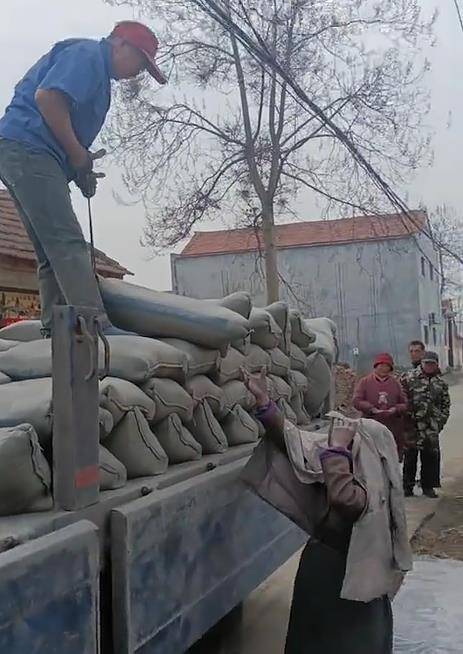 七旬老人卸30吨水泥被同情,官方:家里条件不差!