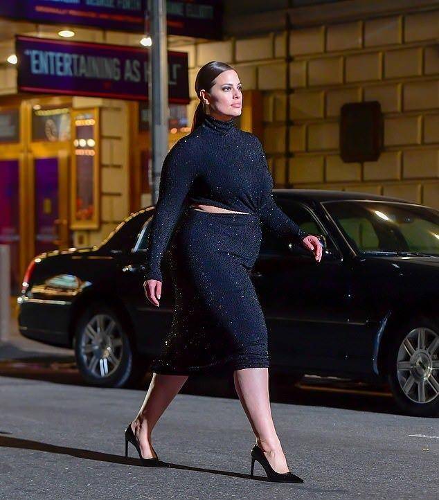 190斤超模阿什利久违走秀,产后愈发丰腴,气场却也更强_迈克·高_时装