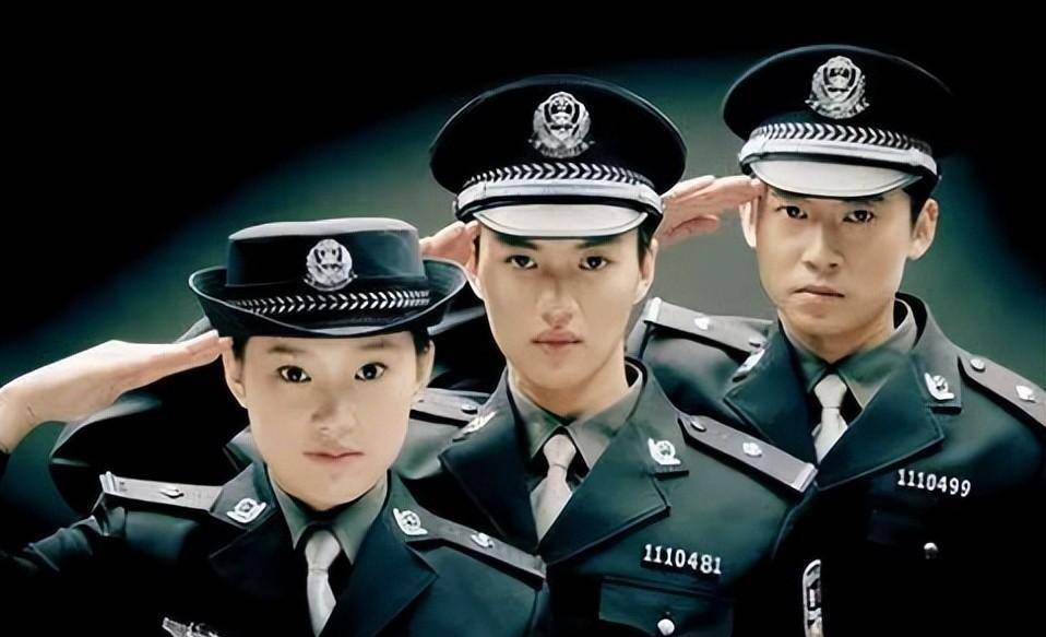 2004年,周一围终于等来了属于自己的机会,出演了海岩编的剧《深牢大狱