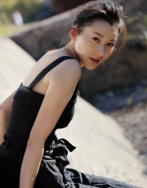 美真的饰演者就是演员杨亚,她当年因为拍摄了铠甲勇士而被人熟知,而