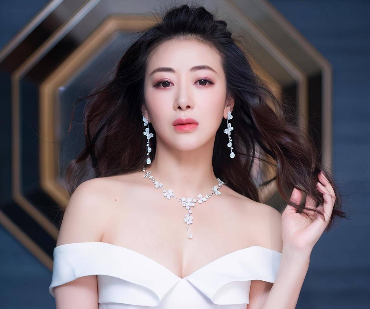 "古装剧女神"陈紫函:时尚极致撩人,让人不知往哪看_来自_图片_网络