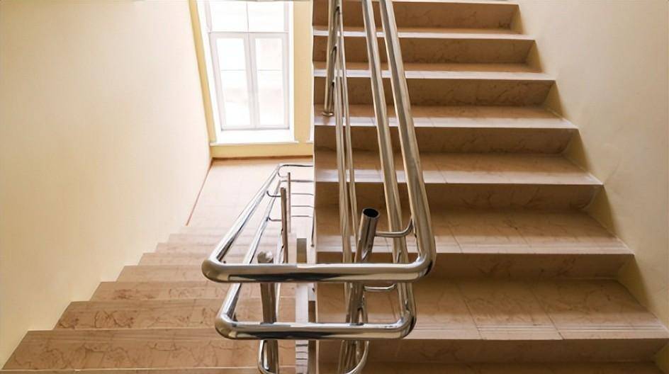 楼梯的总步数是单或双数,其起始平面均不计为一步,而中间的休息平台则