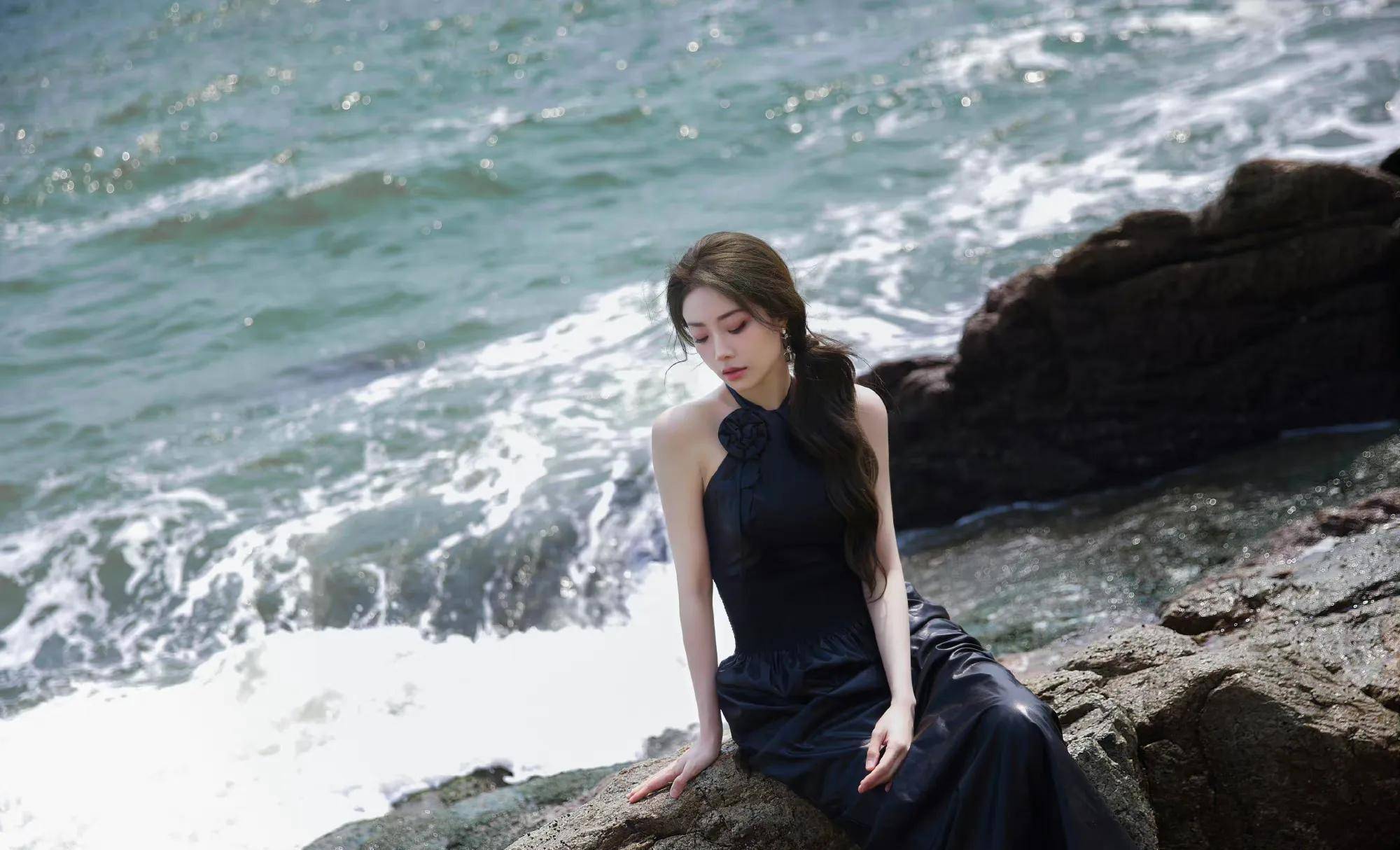 喻言穿黑色玫瑰皮裙漫步海边 千娇百媚 魅惑撩人_礁石_眼神_造型