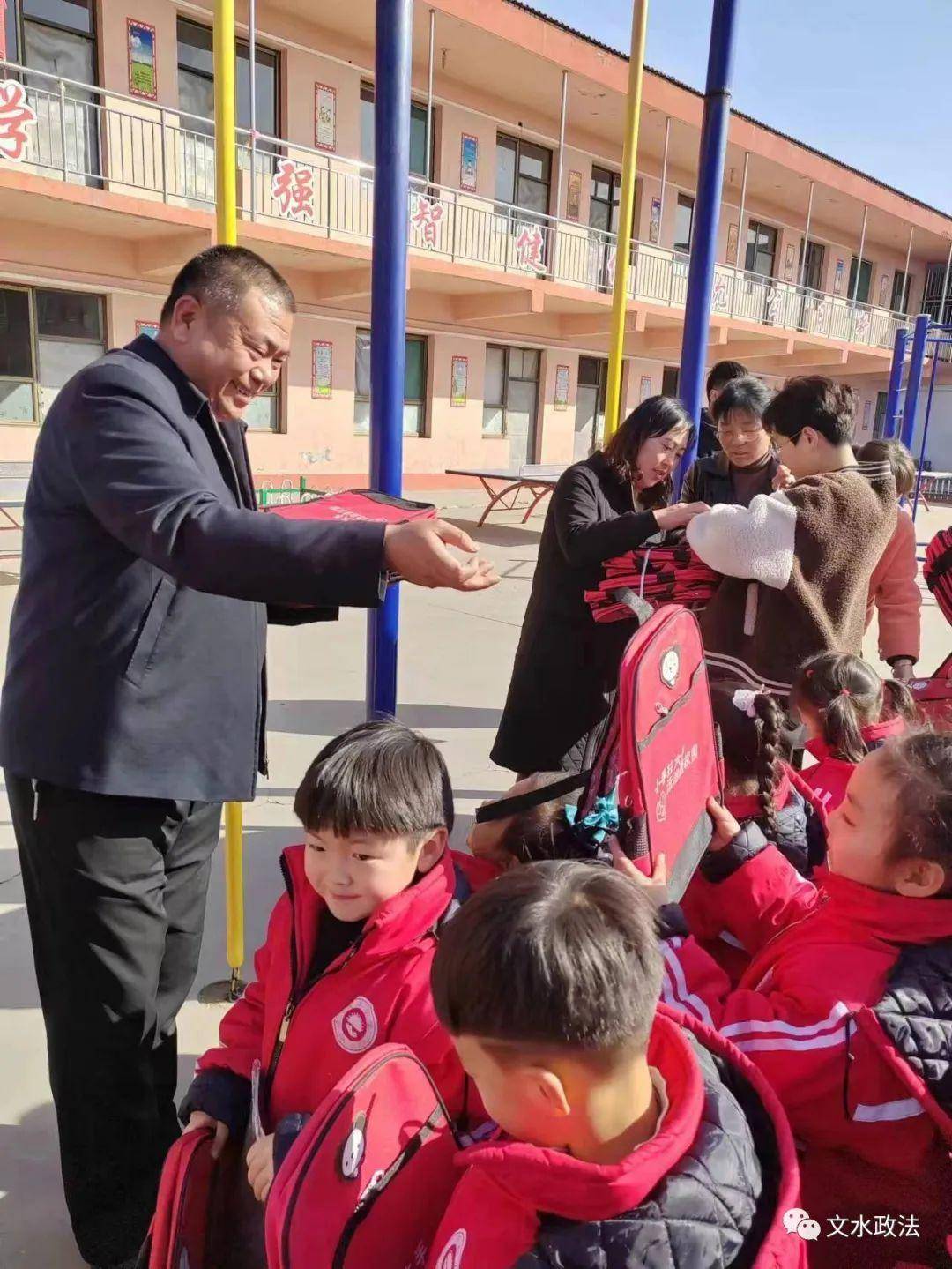 文水南安镇:小手拉大手 法治进校园