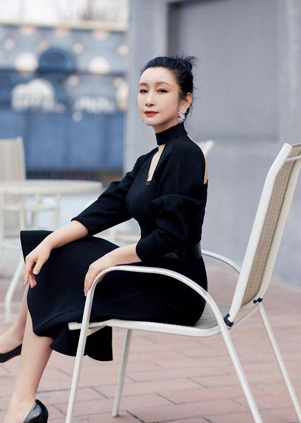 43岁秦海璐穿深v裙拍照,领口太低难掩事业线,腰肢浑圆时尚犹存_照片