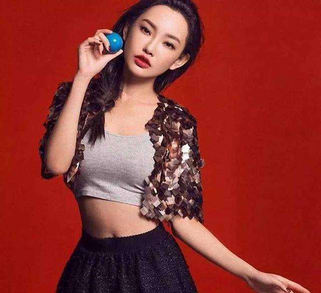 被王晶发掘时才读大二,拍3部电影票房26亿,今成"最美晶女郎"!