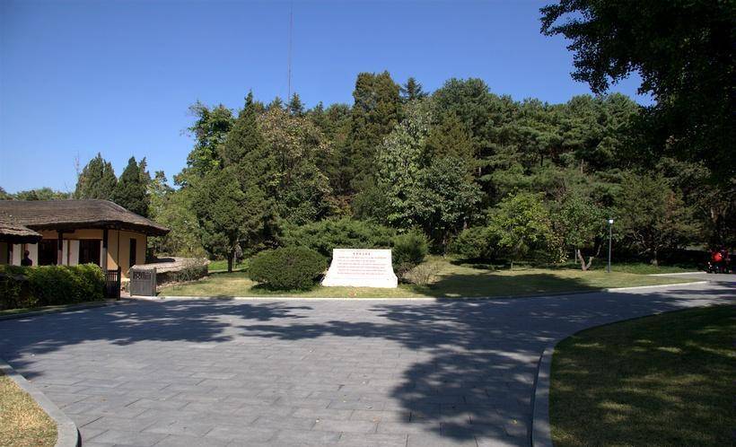 实拍朝鲜人的革命圣地,外面有一口井,游客来都会喝一口"圣水"_金日成_