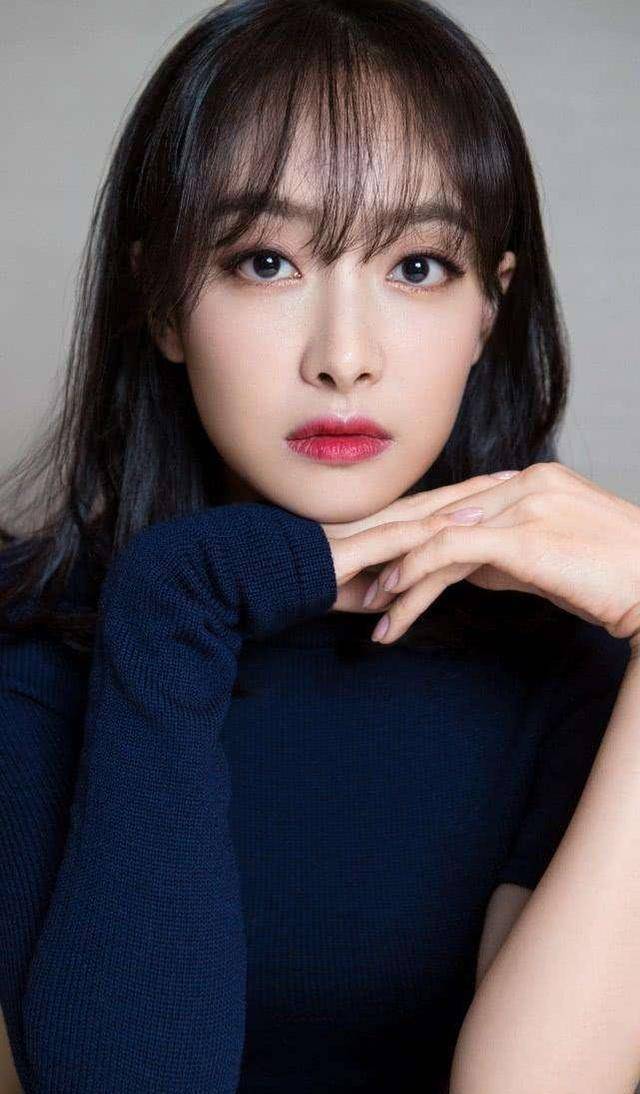 宋茜放大招了,短上衣狂秀马甲线,高马尾活力四射_卫衣_舞台_身材