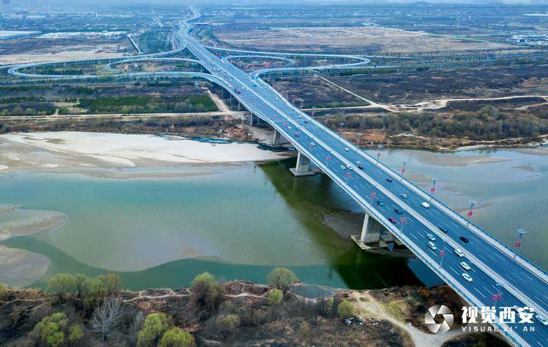 无人机视角下:西安北跨路桥_正阳_渭河_新城