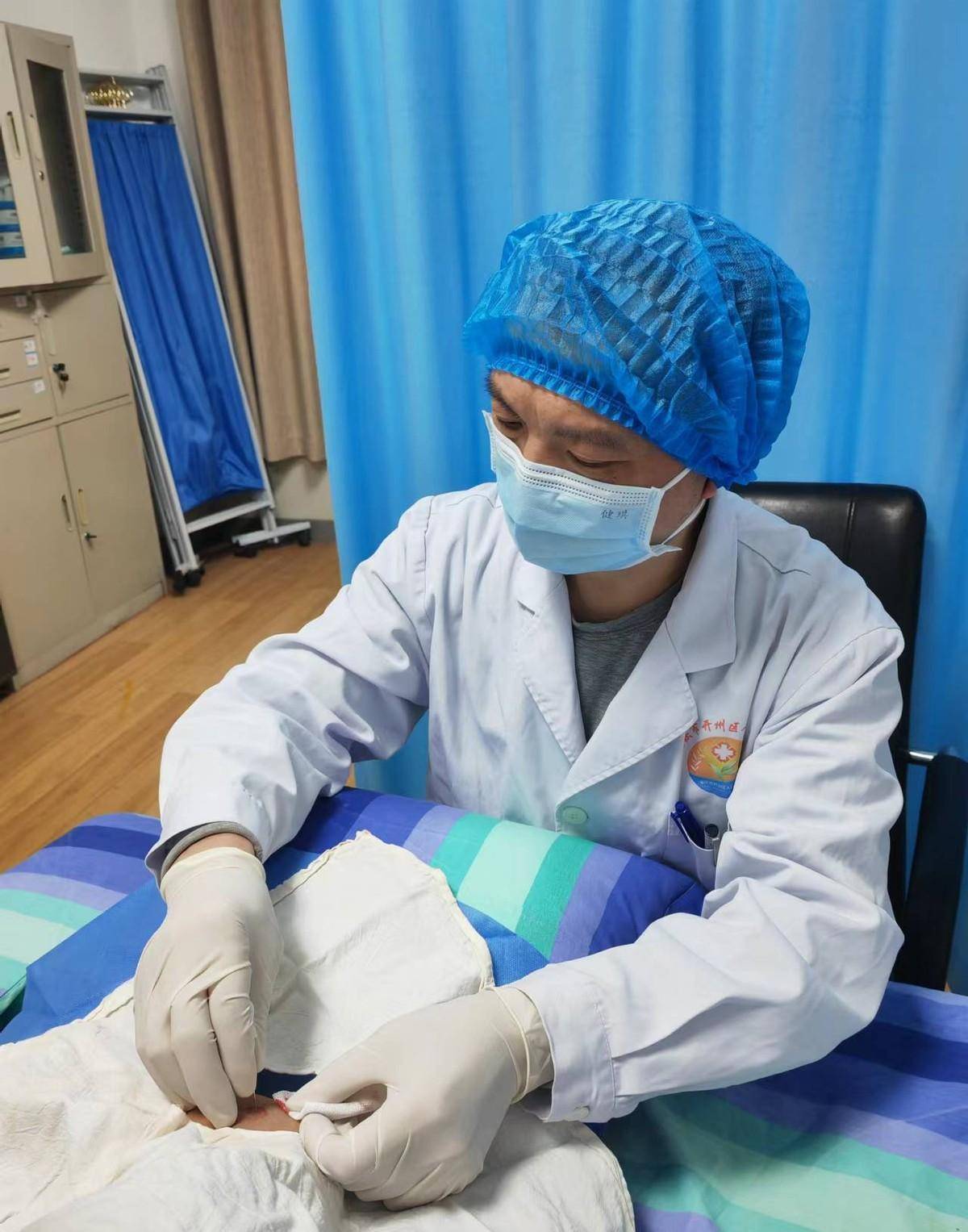 肘窝疼看哪科医生好呢女（肘窝疼看哪科医生好呢女性） 肘窝疼看哪科大夫
好呢女（肘窝疼看哪科大夫
好呢女性）《肘窝痛看什么科?》 女科知识