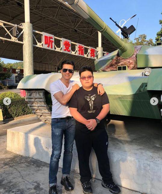 吕良伟太太晒全家福为儿子庆生,吕善扬矮肥身材惹关注,甄子丹到场祝贺