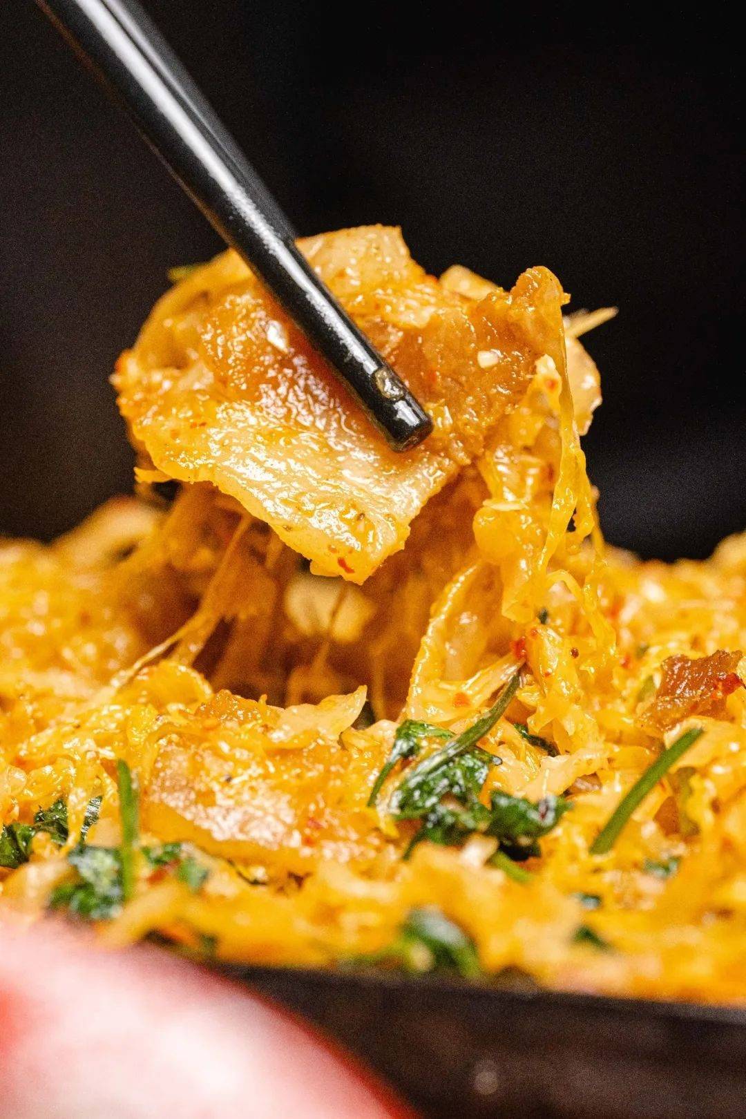 放在烧热的铁板上酸菜香味被迅速激发,又混合了五花肉的油脂,那味道勾