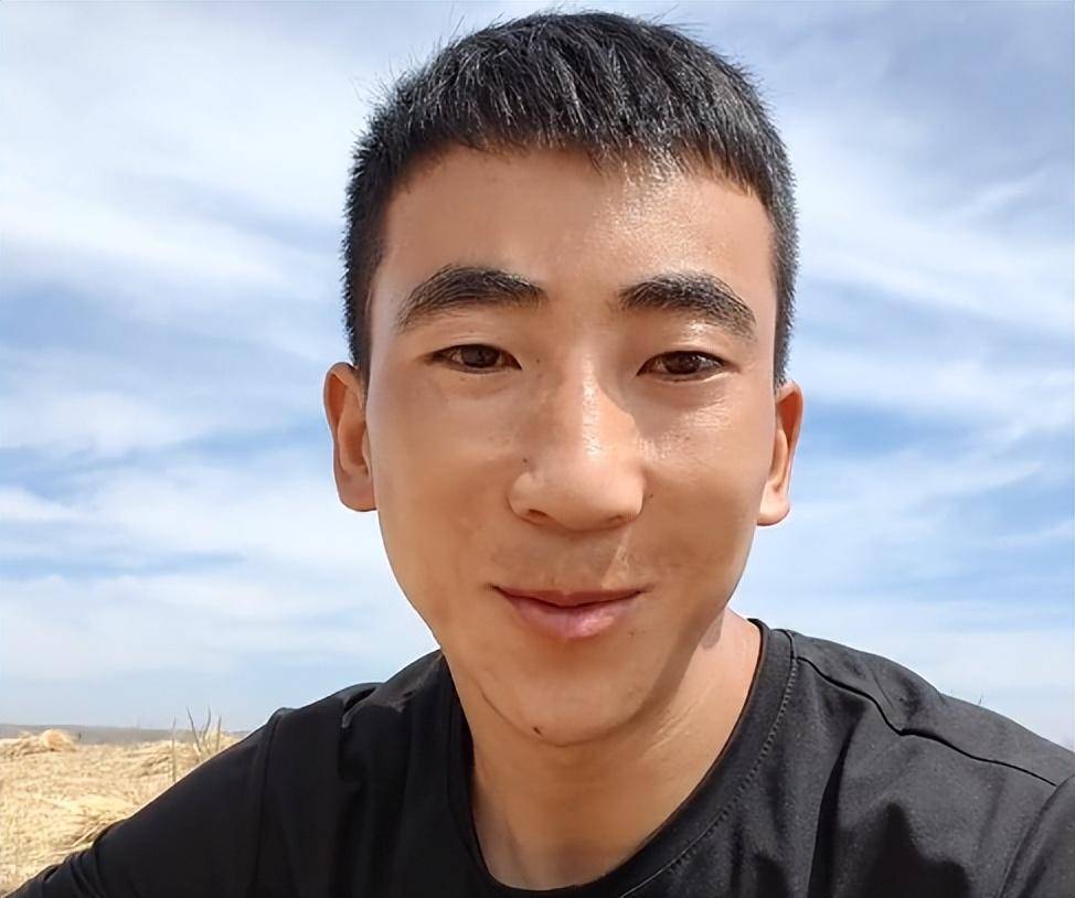 网红"农村娃宝军",帮父亲修鸡窝,反遭圈内主播嘲讽:别装了!