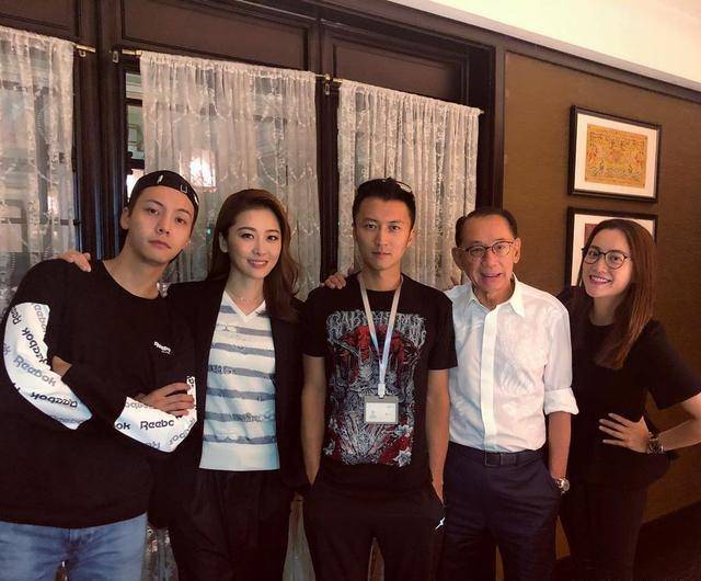 而如今周丽淇转签了新公司,与谢霆锋,陈伟霆成为同门,希望能借助英皇